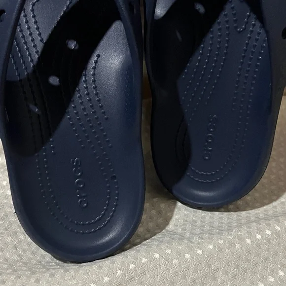 CROCS Women’s Navy Flip Flops - Picture 2 of 3